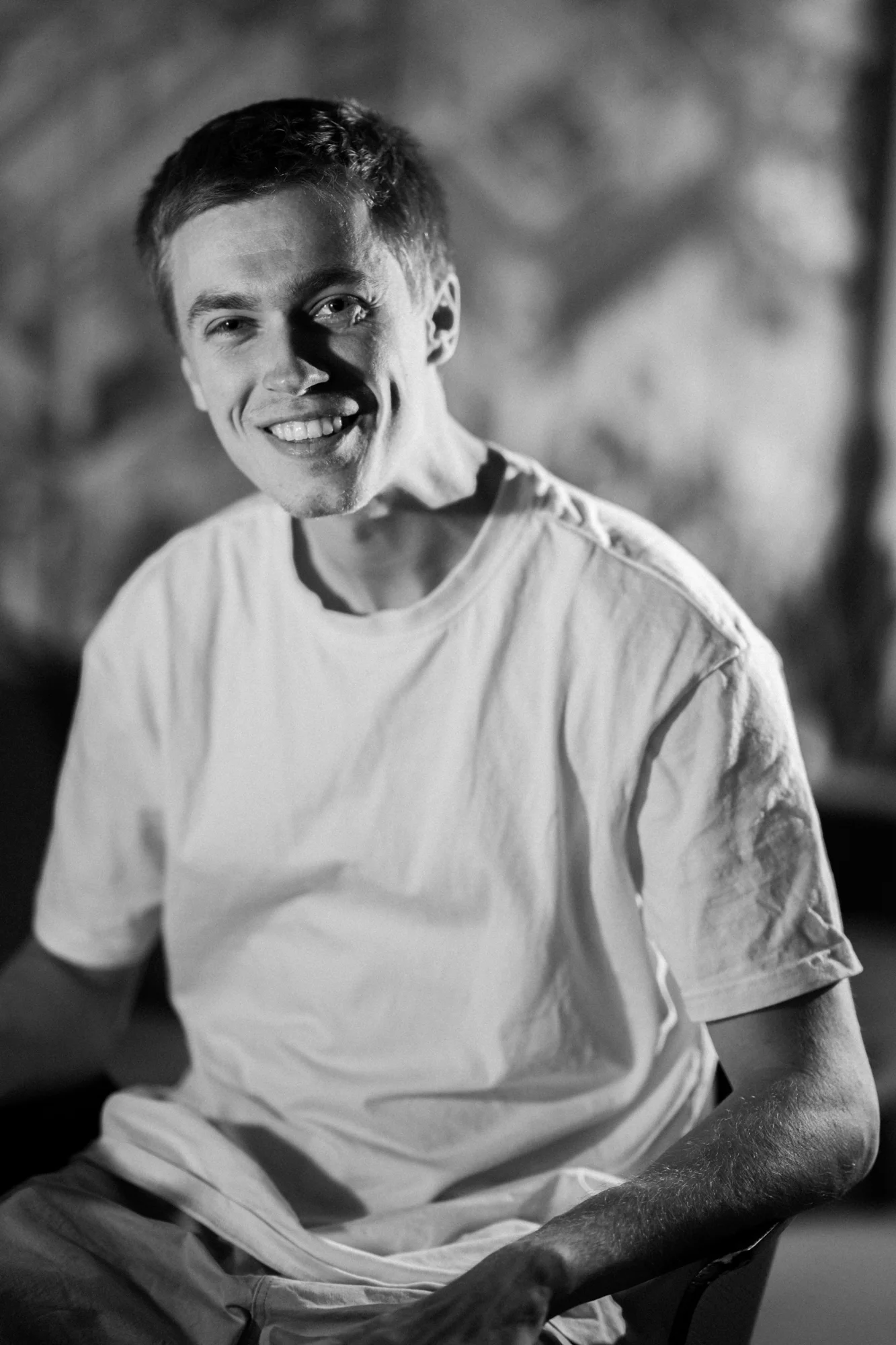 Portret engineer in wit shirt, lachend