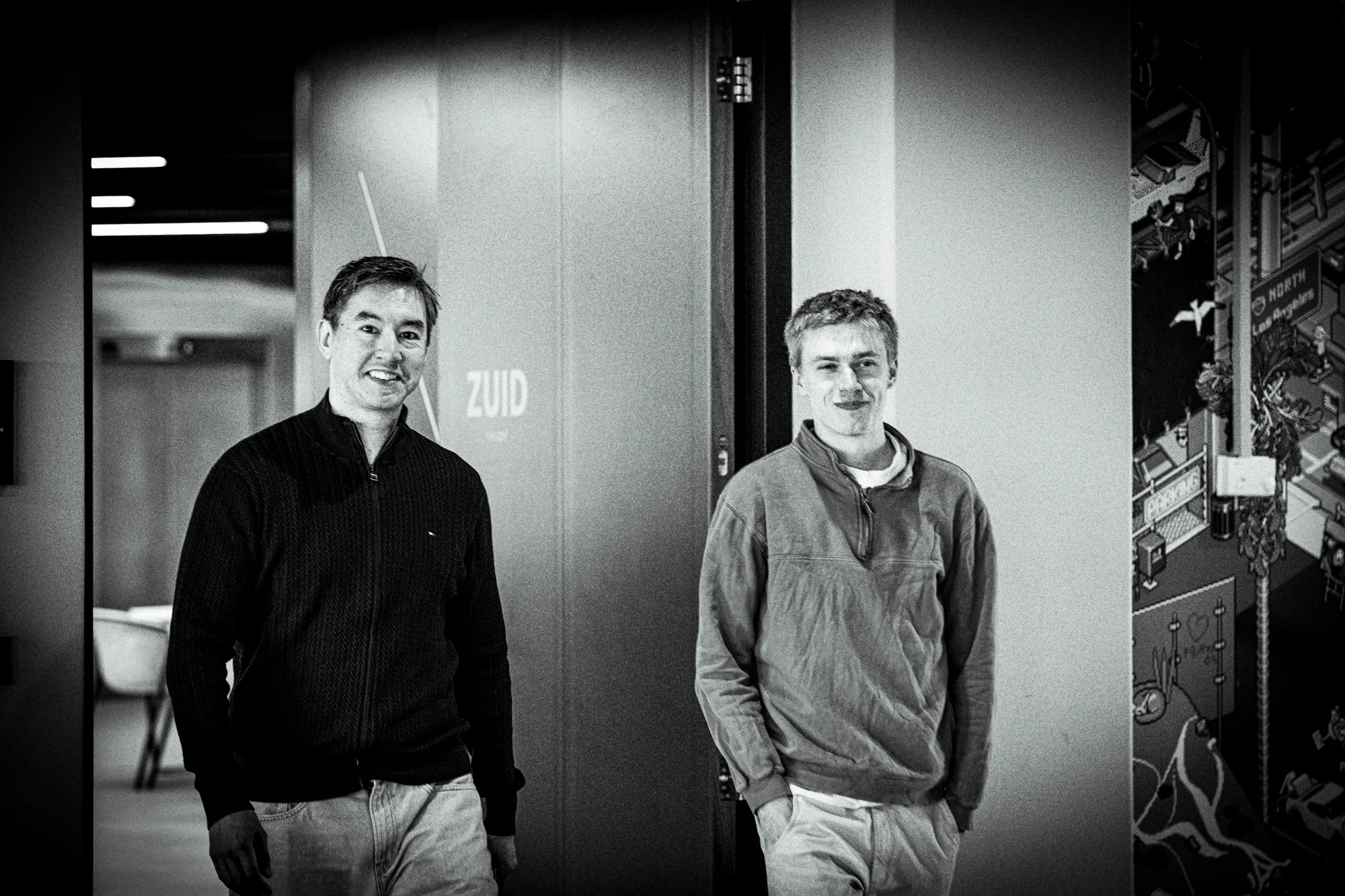 Twee engineers in kantoorgang