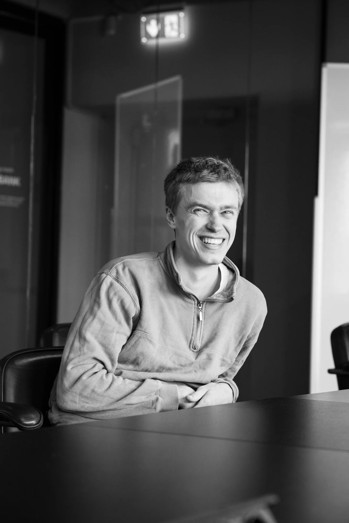 Lachende engineer aan tafel