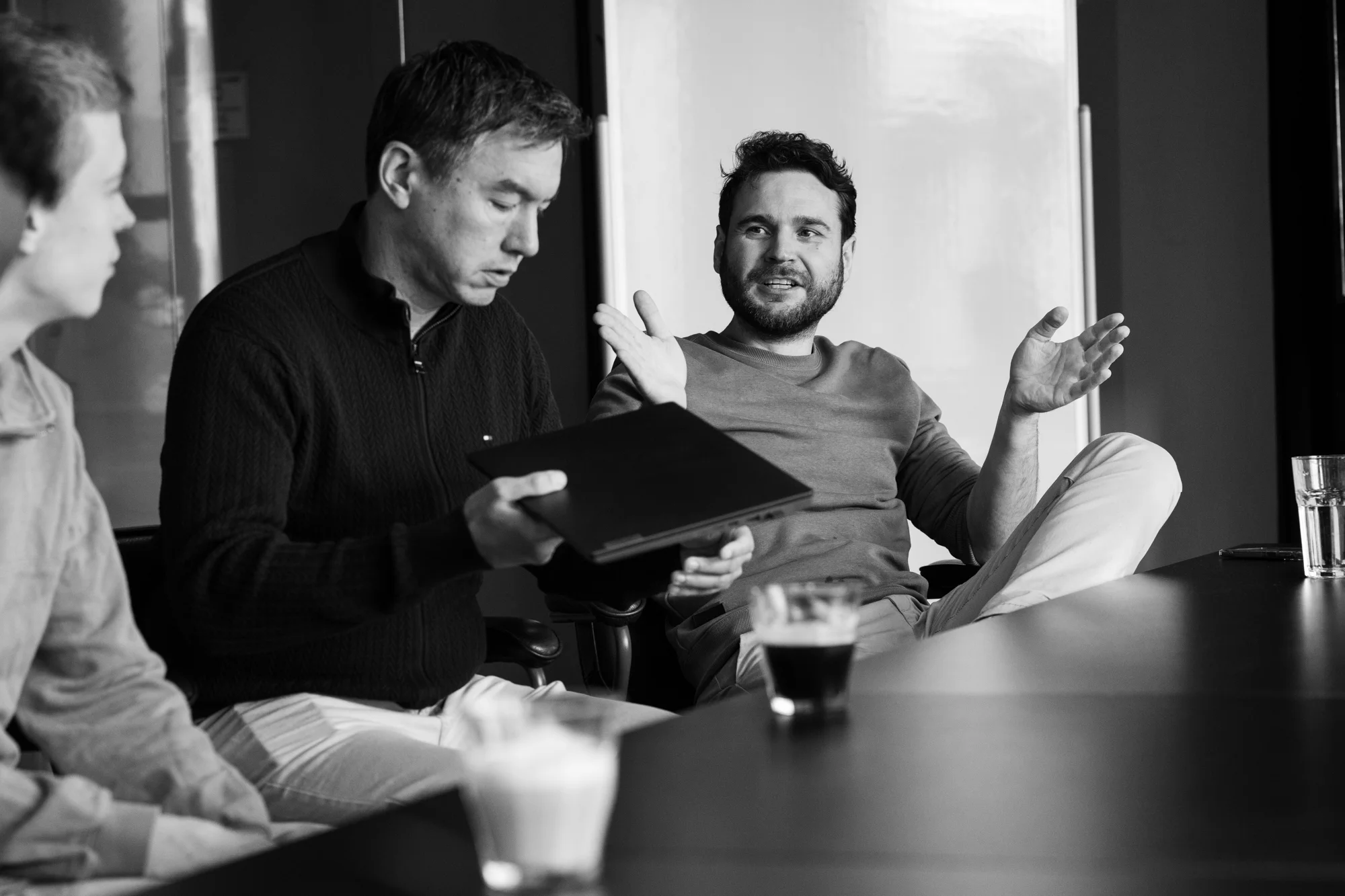 Twee engineers bekijken laptop