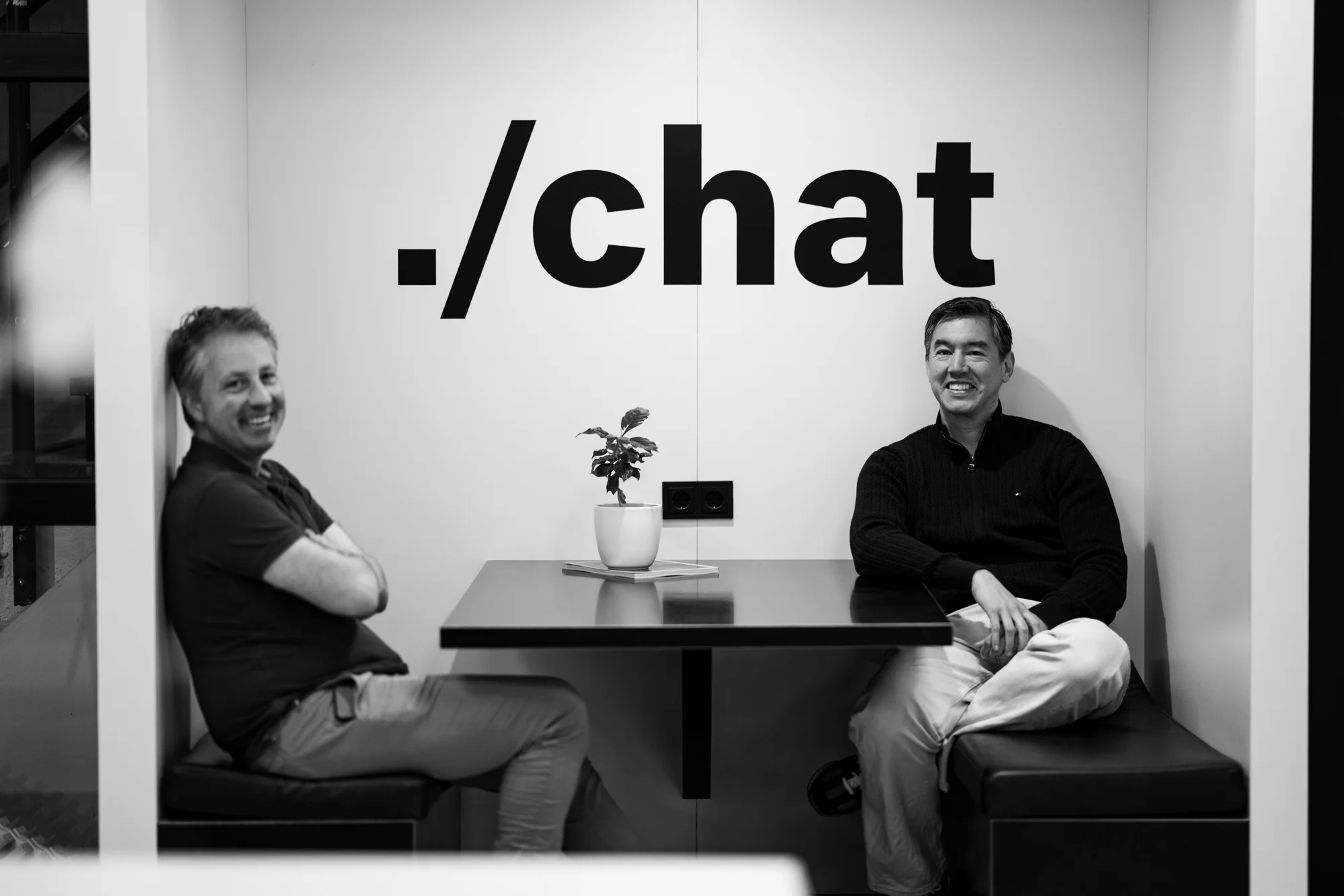 Twee collega's bij ./chat muur