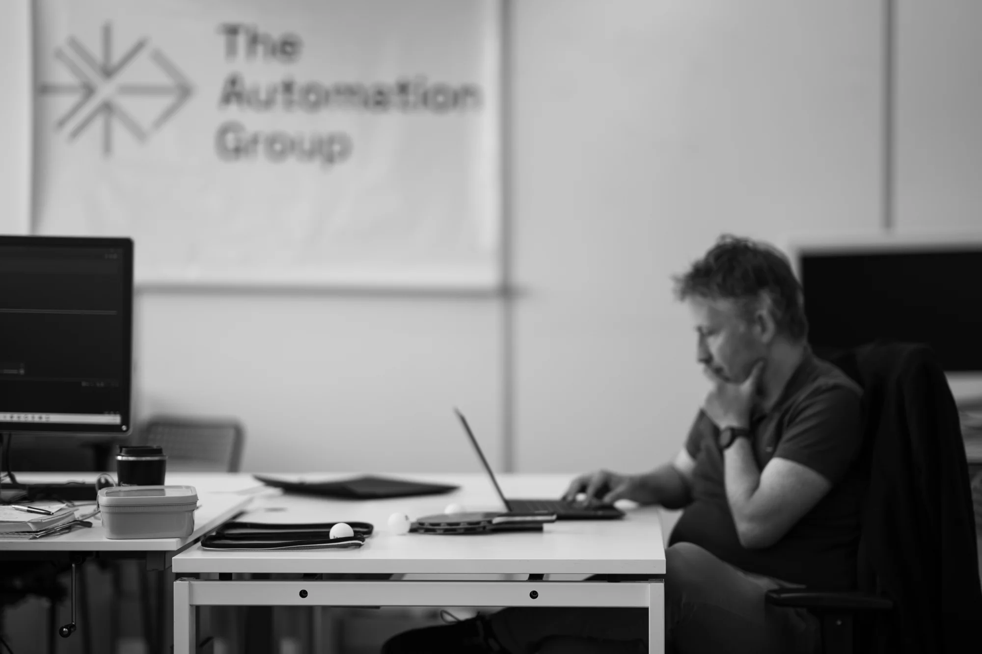Engineer aan bureau bij The Automation Group banner