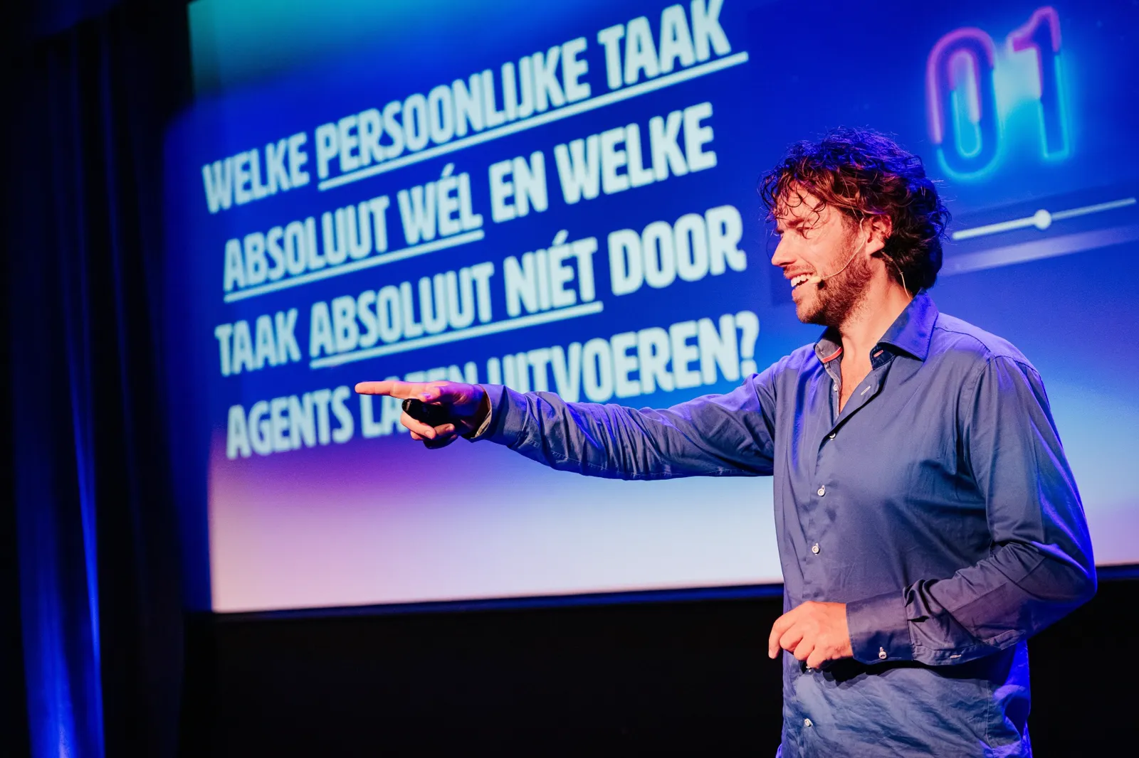 Spreker wijst naar slide op Bol Platform Summit